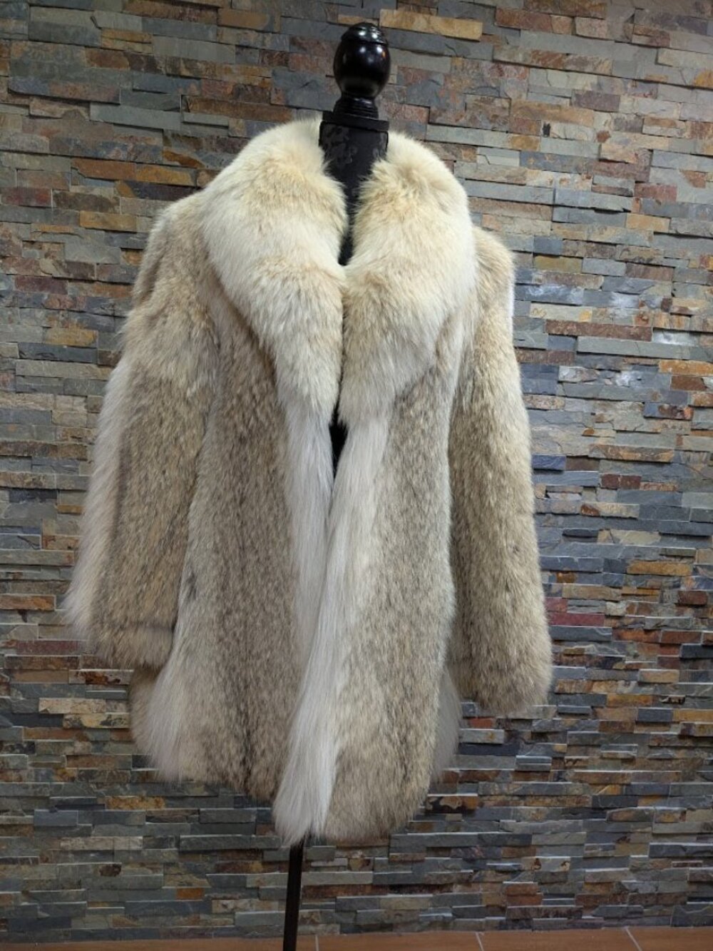 Real Canadian Coyote Genuine Fur Coat with Shawl Collar, Size M